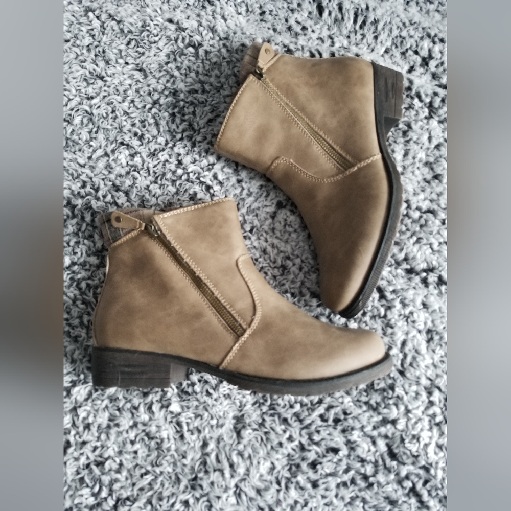 Brown sporto booties